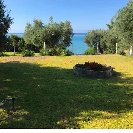 Seastone Beachfront Apartment مولا كاليفا
