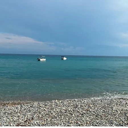 Seastone Beachfront Apartment شقة