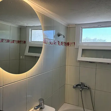 شقة Seastone Beachfront Apartment مولا كاليفا