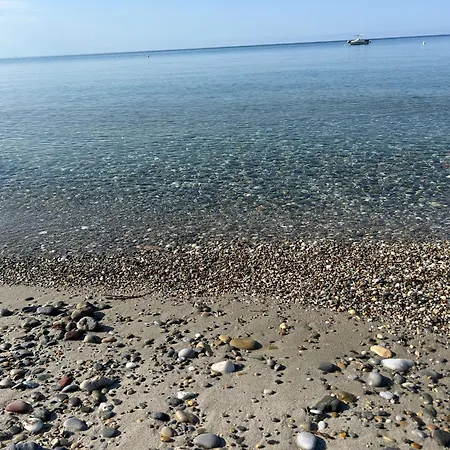 Seastone Beachfront Apartment شقة مولا كاليفا